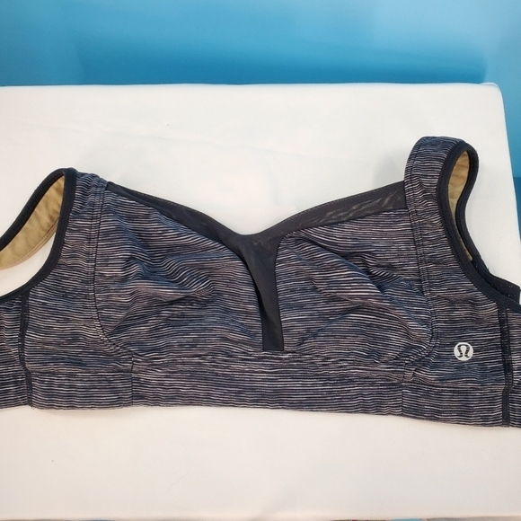 Lululemon black and grey striped sports bra size 4 - Picture 3 of 11